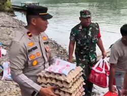 Sigap dan Tanggap Serta Penuh Tantangan Saat Kapolsek Simpang Jernih Serahkan Bantuan Kepada Warga Korban Angin Beliung