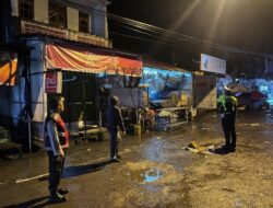Cegah Gangguan Kamtibmas pada Malam Hari, Polsek Rendang Gelar Patroli Menyasar Pertokoan dan Pasar Menanga