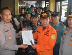 Polres Jembrana Turut Andil dalam Penyerahan 21 Korban Selamat KMP Tunu Pratama Jaya, di Posko Terpadu Ketapang