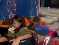 Satuan Brimob Batalyon B Pelopor Polda Metro Jaya bersama TNI, Evakuasi Ibu Hamil Hendak Melahirkan Dengan Pelampung dan Ban