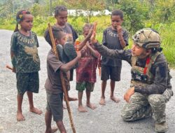 Melalui Pendekatan Humanis Personel Ops Damai Cartenz, Sambangi Anak-anak di Puncak Jaya