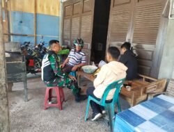 Babinsa Koramil 06/Jagong Lakukan Komsos Bersama Warga Desa Bukit Sari