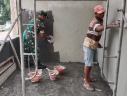 Karya Bakti Babinsa, Sertu Nuryanto Bantu Warga Bangun Ruko Desa Gredek