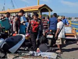 Polri Untuk Masyarakat : Polres Situbondo Patroli di Pelabuhan Jangkar Bantu Penumpang Kapal