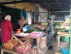 Babinsa Cek Harga Sembako di Desa Berawang Dewal untuk Dukung Ketahanan Pangan