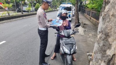 Operasi Patuh Agung 2025 Polres Karangasem Berikan Himbauan untuk Tertib Berlalu Lintas, Melalui Penyebaran Brosur dan Pemasangan Spanduk