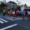 Cegah Laka Lantas, Polsek Rendang Atensi Anak-anak Sekolah Menyeberang Jalan 