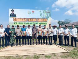 Kapolres Mesuji Menghadiri Acara Gerakan Tanam Jagung Kejaksaan Negeri Mesuji Bertempat Di Desa Sungai Badak