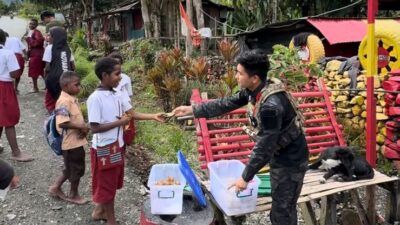 Bentuk Perhatian dan Kepedulian Personel Satgas Ops Damai Cartenz Bagikan Sarapan, kepada Anak-anak di Puncak Jaya