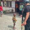 Satgas Humas Ops Damai Sambangi Warga dan anak-anak, di Distrik Kulirik, Puncak Jaya