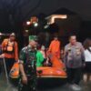 Demi Tugas Kemanusiaan, Personil Polres Tangsel Evakuasi Korban Banjir 