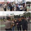 Aksi Simpatik, Polri Bagikan Air Mineral dan Roti, kepada Buruh di Depan DPR/MPR