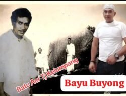 Sejarah Mistis Batu Buyong Dan Wisata   Belitung Timur. Diantara bebarapa objek wisata yang ada di pulau Belitung,salah satu yang sering di kunjungi wisatawan local adalah Batu Buyong di Batu Aer Tanjung Kelumpang .  Obyek Wisata ini berada di daerah paling ujung di Selatan Pulau Belitung,terletak sekitar 110 km dari kota Tanjung Pandan, Batu Buyong bisa di capai menggunakan kendaraan roda dua maupun empat.  Kelebihan obyek Wisata ini adalah sebuah batu seukuran lapangan bulu tangkis yang terlihat agak unik. Layaknya sebuah batu yang memang di letak kan di atas sebuah batu datar lain nya. Senin (4 Agustus 2025)  Tono biasa disapa dengan panggilan Pitoy ini, anak dari Saidi Kahar, Cucu dari kek Kahar (Dukun terdahulu) Tono Pitoy penerus kuncen (Dukun) Batu Buyong yang juga melibatkan dukun Kampong bang alm Zani. Tono Pitoy  menyebutkan, sebagai tempat wisata, kawasan obyek wisata Batu Buyong ini juga di kenali masyarakat sebagai tepat yang memiliki nuansa Magis cukup kuat. Hingga kerapkali orang-orang mendatangi Batu Buyung untuk bernazar, jelas Pitoy.  Tak terlepas dari cerita di balik keberadaan dan asal usul Batu Buyong itu sendiri. Yang konon hanya sebuah batu kecil seukuran kepala bayi ( buyong.red ) yang berasal dari Kerajaan Majapahit, jelas Pitoy.  Di kisahkan,dalam satu misi perluasan wilayah, satu armada kecil dari Kerajaan Majapahit melihat sebuah ” gosong ” yang aneh. Tampak seperti gosong,tapi pemandangan dari laut sangatlah indah. Terpesona dengan keindahan gosong tersebut, serempak semua awak perahu menghentikan pekerjaan. Mereka memilih menikmati keindahan tersebut daripada melakukan pekerjaan.  Namun demikian,kendati memiliki kesempatan, mereka tak berani langsung mendarat ke gosong tersebut. Takjub dengan keindahan gosong tersebut, para awak perahu Kerajaan Majapahit seperti merasakan hanya mendatangi sebuah pulau tak berpenghuni saja. Tapi bedasarkan pengalaman di pulau-pulau lain, mereka merasa yakin bahwa gosong yang indah ini pasti ada penghuni nya. Dengan keyakinan tersebutlah kemudian mereka menyempatkan diri singgah sebentar untuk sekedar beristirahat sambil menikmati indahnya gosong.  Sesampai di tanah Jawa, pimpinan Armada Kecil itupun segera melapor kepada Raja. Menceritakan pulau temuan yang anggap ganjil dan penuh misteri ini. Mendapat laporan demikian Raja merasa perlu untuk segera menanggapinya. Pertemuan singkat pun di gelar untuk memutuskan apakah pulau tersebut akan di beri tanda sebagai milik Majapahit. Di akhir pertemuan Raja menginstruksikan Hulubalang membuat sebuah tanda berupa subuah batu yang di buat dari batu dapur ( Tanah liat yang di bulatkan, biasanya di gunakan untuk membuat dapur api di rumah-rumah di kampong, sebesar kepala buyong-bayi.(red ). Mendapat instruksi demikian, Hulubalang pun segera menyiapkan sebuah batu dapur lengkap dengan tali rantai yang panjang sebagai pengikat pulau tersebut dari Pulau Jawa.  Setelah semua perlengkapan siap rombongan kedua pun berangkat menuju pulau misterius tadi. Berbeda dengan misi sebelumnya,kali ini anggota rombongan jauh lebih banyak. Singkat cerita setelah rombongan tadi sampai di pulau misterius, mereka segera meletakan Batu Buyong di tempat nya sekarang ini. Dari Batu Buyung ini pula lalu di ikatkan rantai hingga sampai ke Pulau jawa. Sedang sebagian kecil tetap tinggal untuk mengawasi sekaligus menjaga pulau tersebut agar tidak di ambil orang lain. Penjaga inilah yang konon masih menghuni daerah dimana batu tersebut di letak kan. Kepada beliaulah orang-orang minta sesuatu untuk kemudahan yang bersifat duniawi.  Saat ini Batu Buyung sudah tidak seperti keadaannya pertama kali di bawa dari tanah Jawa, yang hanya seukuran kepala bayi. Tapi sudah membesar hingga menjadi seukuran lapangan bulutangkis. Namun, yang aneh bin ajaib, letak Batu Buyong ini persis seperti sebuah batu yang memang diletakan di atas sebuah batu datar lain nya.  Lebih lanjut Tono Pitoy mengatakan, menurut sejarahnya jaman dahulu, jika batu ini di dorong baramai-ramai ia akan tergeser ke lautan.Tetapi karena sekarang sudah di anggap batu berpenghuni, maka orang tak berani lagi membuktikan nya. Pitoy juga mengatakan bahwa, penghuni Batu Buyung ada 9 orang. 3 diantaranya Yaitu Kik Bedungun, Kik Bujang Tanggong ( Melayu/Islam ), Dr.Parlin dan disebelah kanan paling ujung khusus Tepekong yang dahulu yang sering didatangi  orang Cina Bombai  Gambar Melayang ( Cina/Khong Hu Cu ), dan Penderas kilat Di Awan ( Kulit Putih), Kata Tono Pitoy.  Pendapat lain juga menyebutkan bahwa, permintaan sesuatu kepada penunggu Batu Buyong ini akan bisa di kabulkan setelah peminta melakukan ” Pertapaan yang sangat berat ujian nya. Mula-mula Pertapa di lemparkan ke Gunung Baginda, lalu oleh penghuni Gunung Batu Beginda di kembalikan ke Batu Buyong. Lempar melempar itu terjadi sebanyak tujuh kali secara berulang-ulang. Nah, jika di Pertapa berhasil melewati ujian pertama ini, maka si Pertapa akan di lemparkan ke sebuah gosong bernama GOSONG PARAK, untuk uji secara Magis. Setelah seorang Pertapa berhasil melewati ujian terakhir ini, barulah apa yang di inginkan dan di sampaikan Pertapa sebelumnya akan di kabulkan.  Memang sejauh ini tak ada yang menceritakan sudah berapa banyak Pertapa yang di kabulkan permintaan nya. Namun, sebagian masyarakat tetap yakin bahwa, batu yang semula hanya berukuran kepala bayi itu telah berubah menjadi sebesar lapangan buluh tangkis itu, tetap di jaga oleh pasukan yang di kirim oleh Raja Majapahit ketika menguasai Pulau Belitung, hingga jadi terkesan angker.  (BSAHIB.,Pitoytsl.)