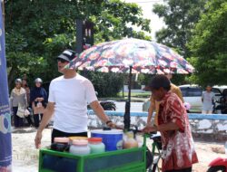 Penjual Es Bubur Sumsum Senang Dagangannya Di Borong Kapolda Babel, Akui Sudah Dua Kali Ketemu