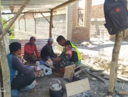 Babinsa Koramil Jagong Jalin Komsos dengan Warga Desa Gegarang