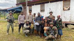 Satgas Ops Damai Cartenz Sambangi Kampung Apom Kiwirok, Salurkan Bantuan Bibit Tanaman dan Alat Tulis