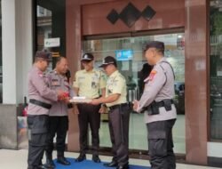 Dalam Mendukung Pelaksanaan Tugas, Sat Binmas Berikan Sarana Kontak, kepada Satpam Bank BRI Amlapura