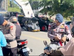 Jelang Kemerdekaan RI ke-80, Brimob Polda Metro, Bagikan Ribuan Bendera Merah Putih