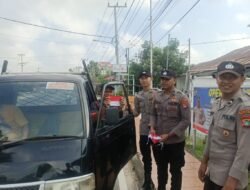 Personel Polres Belitung Timur Bagikan Bendera ke Pengendara sebagai Bentuk Cinta Tanah Air