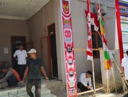 Aparatur Desa Dan Warga Ulee Jalan Hias Kantor Keuchik Untuk Menyambut HUT RI ke-80, Kapolsek Beri Apresiasi