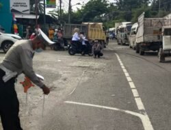 Anggota Unit Laka Satlantas Polres Aceh Timur Olah TKP Kecelakaan Lalulintas di Depan RS Zubir Mahmu