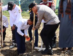 Penanaman Jagung Serentak, Kapolres Aceh Tengah Hadiri Kegiatan di Pondok Pesantren Al’Hasaniah Al’Aziziyah