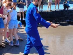 Polairud Polres Karangasem Bersama Masyarakat Pesisir dan Wisatawan, Lepas Liarkan 80 Tukik ke Habitatnya di Pantai Candidasa