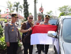 Polres Aceh Tengah dan Bhayangkari Bagikan Bendera Merah Putih Gratis Sambut HUT RI ke-80
