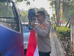 Tumbuhkan Semangat Nasionalisme, Waka Polres Jembrana Bagikan Bendera Merah Putih Bersama PPDI