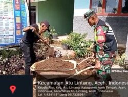 Babinsa Koramil 07/Atu Lintang Bantu Warga Timbun Halaman Desa Kepala Akal