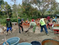 Babinsa Koramil 06/Jagong dan Warga Jeget Ayu Gotong Royong Bangun Fasilitas Desa