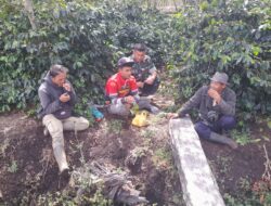 Babinsa Koramil 06/Jagong Laksanakan Komsos dengan Warga Desa Gegarang
