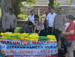 Dalam Gerakan Pangan Murah Polri, Wakapolres Jembrana Pantau Pendistribusian Beras SPHP kepada Masyarakat