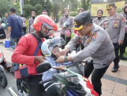 Semarak Merah Putih Sambut HUT RI ke-80 Polisi Berbagi 3.600 Bendera dan 83 Helm di Surabaya
