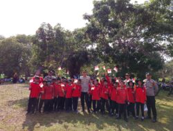 Polsek Dendang Polres Belitung Timur Bagikan Bendera ke Pengen sebagai Bentuk Cinta Tanah Air
