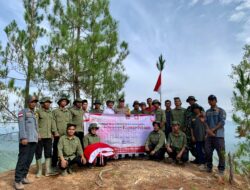 Babinsa dan Bhabinkamtibmas Kibarkan Bendera Merah Putih Raksasa di Puncak Kerubung Linge