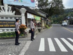 Jaga Keselamatan Berkendara Para Wisatawan, Personel Sat Binmas Laksanakan Pengaturan Arus Lalin di Taman Tirta Gangga