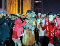 Berseragam Dinas dengan Balutan Atribut Adat Papua Kapolri Sapa Warga, Pengunjung Karnaval HUT ke-80 RI di Bundaran HI