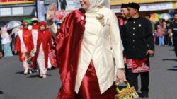 Wali Kota Lhokseumawe Lepas Pawai Karnaval HUT RI ke-80, Ketua Dekranasda Ikut Jalan Kaki
