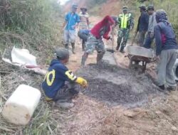 Babinsa Koramil 06/Jagong Gelar Karya Bakti Bersama Warga di Berawang Dewal