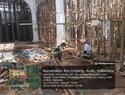 Babinsa Koramil 07/Atu Lintang Bantu Warga Rehap Masjid Baitussalam