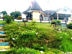 Rumah Dinas Bupati Bukit Samak Manggar Beltim Tak Terurus Dan Halaman Depan Banyak Sampah Berserakan.