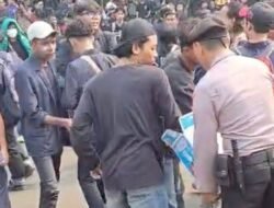 Polisi Bagikan Air Mineral, kepada Massa Pendemo di Senayan