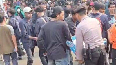 Polisi Bagikan Air Mineral, kepada Massa Pendemo di Senayan
