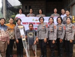 Polwan Polres Karangasem Gelar Bakti Sosial, Menyerahkan Bantuan kepada Penyandang Disabilitas
