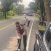 Cegah Laka Lantas, Gerak Cepat Personel Polsek Pekutatan, Timbun Pasir Tumpahan Solar di Jalur Denpasar–Gilimanuk