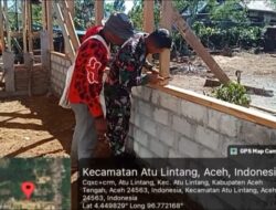 Babinsa Koramil 07/Atu Lintang Gelar Karya Bakti Bantu Warga Bangun Rumah Semi Permanen