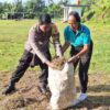 Jelang PORDES 2025,  Bhabinkamtibmas Mendoyo Dauh Tukad Ajak Warga Gotong Royong Bersihkan Lapangan 