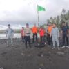 Wujudkan Kawasan Wisata Aman dan Edukatif, Sat Polairud Polres Karangasem Pasang Bendera Peringatan di Pantai Jasri