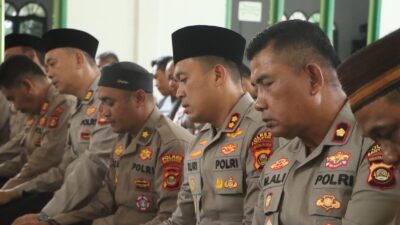 Kapolres banyuasin bersama personil polres Banyuasin melaksanakan solat ghaib dan yasinan mendoakan almarhum Affan